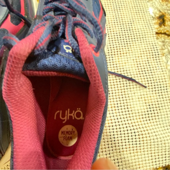 Women’s 7. 1/2 Ryka tennis shoes. - Picture 2 of 5